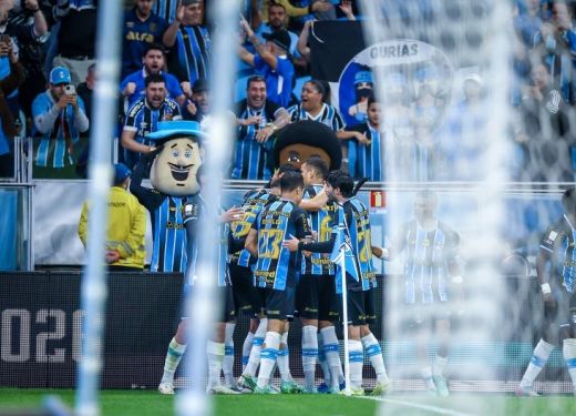 Grêmio bate o Athletico-PR por 2 a 0 e deixa o Z-4 do Brasileirão