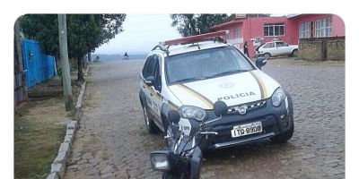 Brigada Militar prende dupla em posse de droga e com moto furtada em Camaquã 