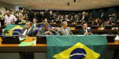 Por 38 a 27, comissão aprova parecer a favor do impeachment de Dilma