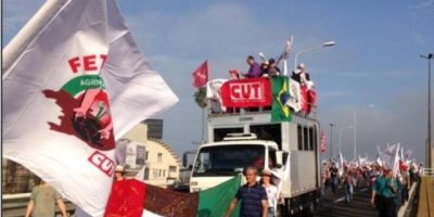 Manifestantes marcham em Porto Alegre em ato contra impeachment