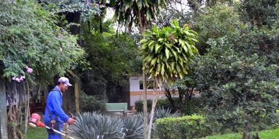 Equipe de limpeza aproveita condições climáticas favoráveis em Camaquã