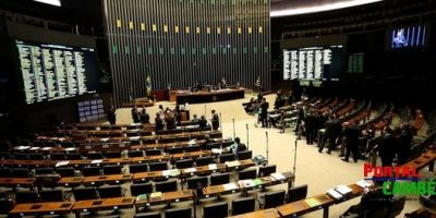 Deputados decidem se denúncia contra Dilma será aceita; votação começa às 14h