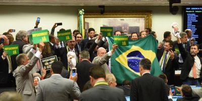 Câmara aprova abertura de impeachment de Dilma; processo segue para o Senado