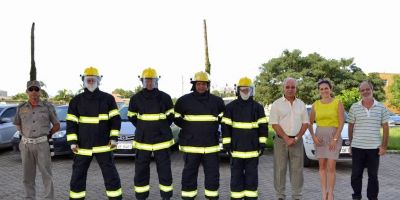 Prefeitura entrega kits de EPIs para Corpo de Bombeiros Misto de Camaquã