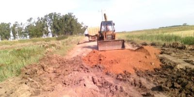 Equipe dos Transportes conserta borrachudos no Areal em Camaquã