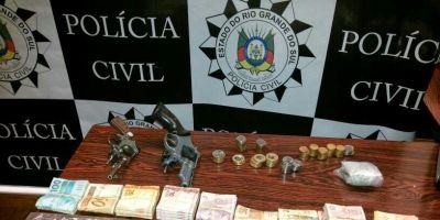 Encruzilhada do Sul - Polícia Civil apreende drogas, armas e mais de R$ 22 mil