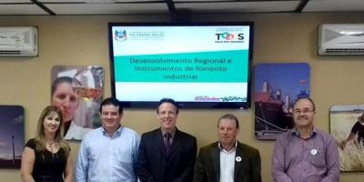 Secretária da SMICS de Camaquã visita Sala do Investidor da Secretaria de Desenvolvimento