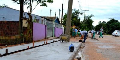 Calçadas da Rua Miguel Lopes de Almeida em fase de conclusão em Camaquã