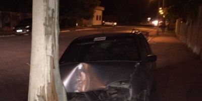 Veículo bate em poste e causa apagão na cidade de Tapes