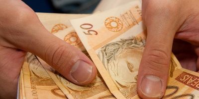 Estado deposita mais R$ 750,00 e complementa salário para 70% dos servidores nesta quarta-feira