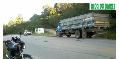 Acidente entre moto e caminhão deixa motociclista ferida na ERS-350, trecho Camaquã/Chuvisca