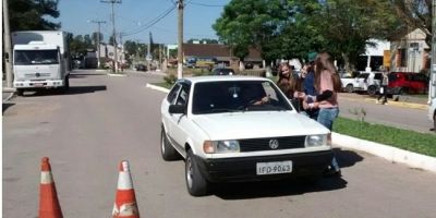 Chuvisca - Escola Alaídes Schumacher realiza pedágio para divulgar evento, que ocorrerá à noite 