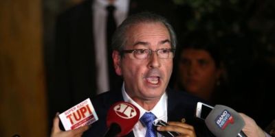 Afastado do cargo, Cunha "estranha" decisão do STF, fala em retaliação e diz que vai recorrer