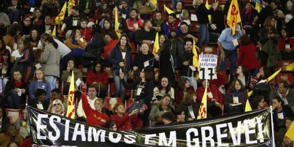 Assembleia do Cpers aprova greve dos professores da rede estadual