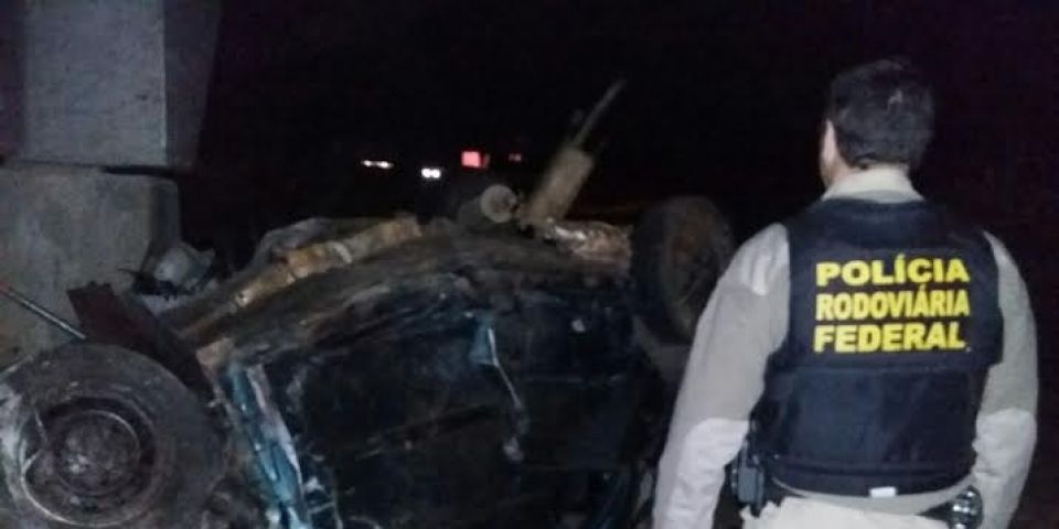 Acidente entre carro e carreta resulta em morte na BR-116, na ponte do Velhaco em Camaquã