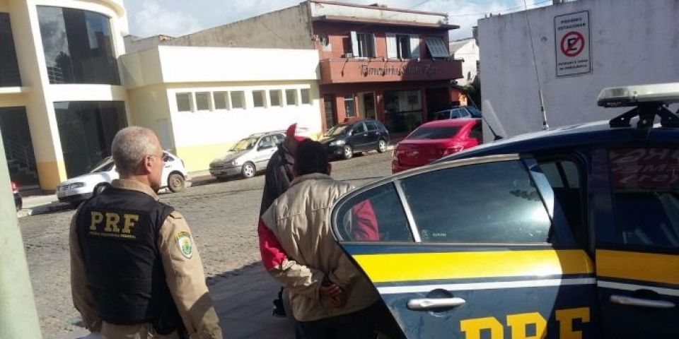 Homem é preso na BR-116 em Cristal após abandonar cachorro na rodoviária de Porto Alegre