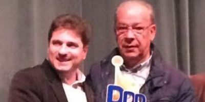 Prefeito recebe troféu de participação pelo Dia do Desafio em Camaquã
