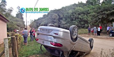 Camaquã - automóvel capota na descida da 'lomba do Peixoto', no bairro Ouro Verde