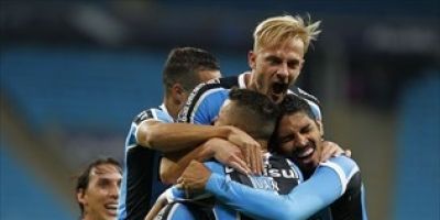 Grêmio vence a Ponte Preta com golaço no final e embola a ponta de cima da tabela