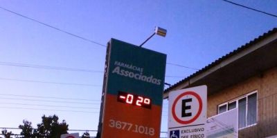 Frio intenso em Camaquã e região. Em Dom Feliciano o termômetro marcou 2 graus negativos no início desta quinta