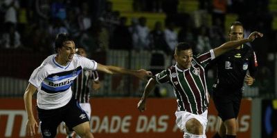 Com um a menos e com arbitragem contra, Grêmio segura empate com o Fluminense 