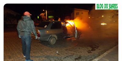 Carro pega fogo na Avenida Antônio Duro na noite de sábado em Camaquã