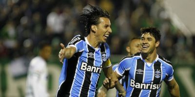 Grêmio busca empate 2 vezes com Chape em jogo emocionante