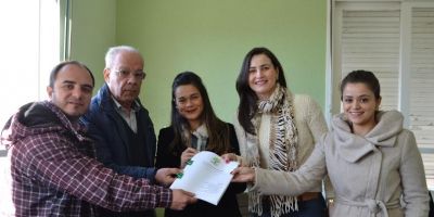 Comunidade entrega projeto de revitalização do parque infantil da Praça Zeca Netto ao prefeito