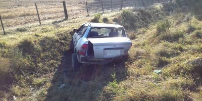 Carro cai em valo na Avenida Nestor de Moura Jardim em Camaquã