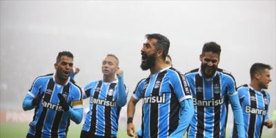 Grêmio bate o Cruzeiro, segue invicto na Arena e encosta na ponta de cima