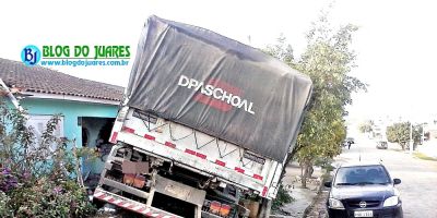 Camaquã - caminhão desgovernado invade garagem. A família estava dormindo no quarto ao lado 