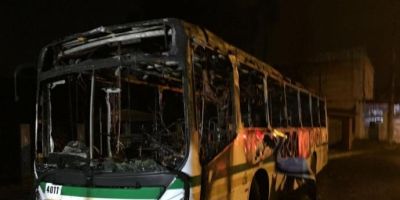 Criminosos incendiam ônibus e atiram contra postes de luz em Porto Alegre