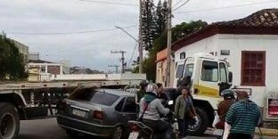 Registrado acidente envolvendo carreta de autoescola no centro de Camaquã
