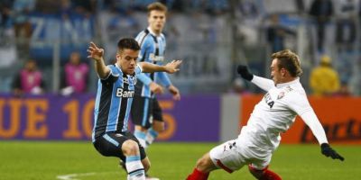 Em jogo com arbitragem confusa e erros de Bressan, Grêmio perde para o Vitória na Arena