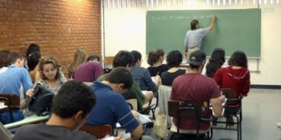 Professores no Brasil ganham menos que outros profissionais com a mesma formação