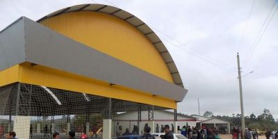 Prefeitura inaugura quadra poliesportiva na Escola Municipal Santa Teresinha em Dom Feliciano