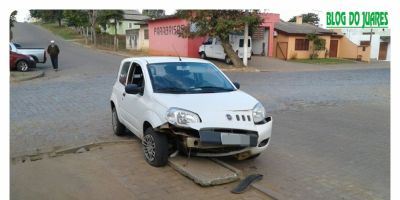 Motorista se perde e avança sobre calçada em Camaquã