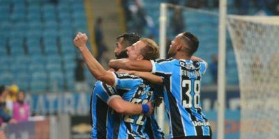 Grêmio sofre, mas vence o Santos por 3 a 2 e encosta na liderança