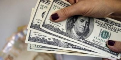 Dólar fecha abaixo de R$ 3,30 pela primeira vez em um ano
