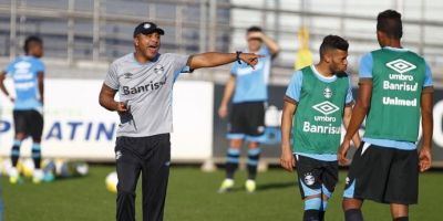 Roger faz mistério sobre o time do Grêmio e evita polêmica com Argel