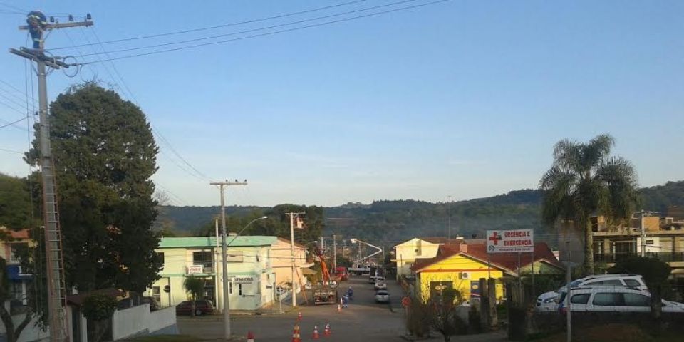 CEEE faz obra de energia que beneficia mais de 14 mil pessoas de Dom Feliciano