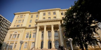 Estado deposita R$ 450 e complementa salários de 72% dos servidores