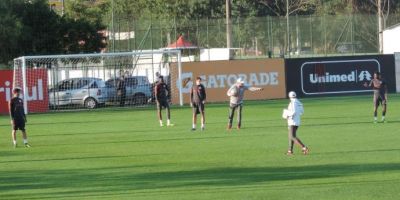 Falcão dá atenção à defesa e promove garotos ao time titular no primeiro treino