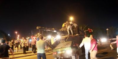 Tentativa de golpe deixa saldo de pelo menos 60 mortos e 336 presos na Turquia