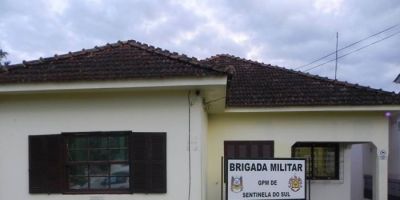Carro se choca contra muro do prédio da Brigada Militar de Sentinela do Sul