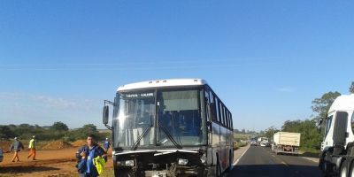 Tapes - colisão frontal envolvendo automóvel e ônibus na BR-116, Km 360, deixa um morto