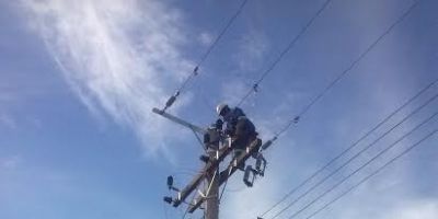CEEE Distribuição faz melhorias na rede de energia no bairro Dona Tereza em Camaquã