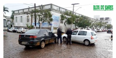 Acidente na esquina do hospital na manhã desta terça resulta em danos materiais em Camaquã