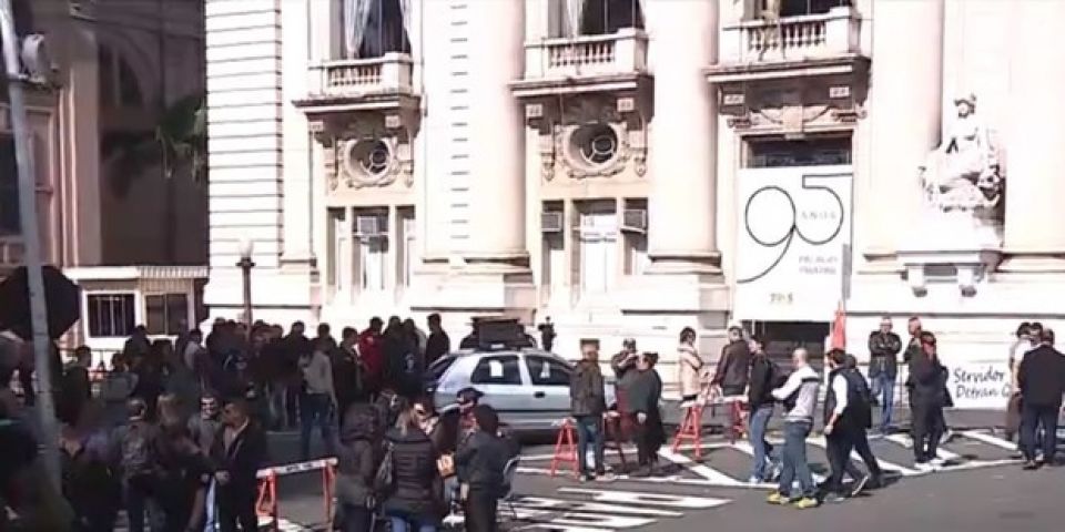 Servidores da Segurança protestam em frente ao Piratini contra parcelamento