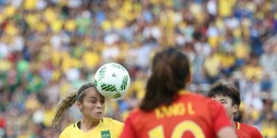 Com três gols, brasileiras estreiam com vitória sobre a China